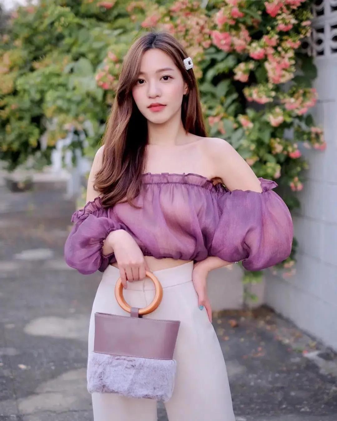 泰国小个子网红美女把露胸装穿得气质又时尚,真是又纯又欲!