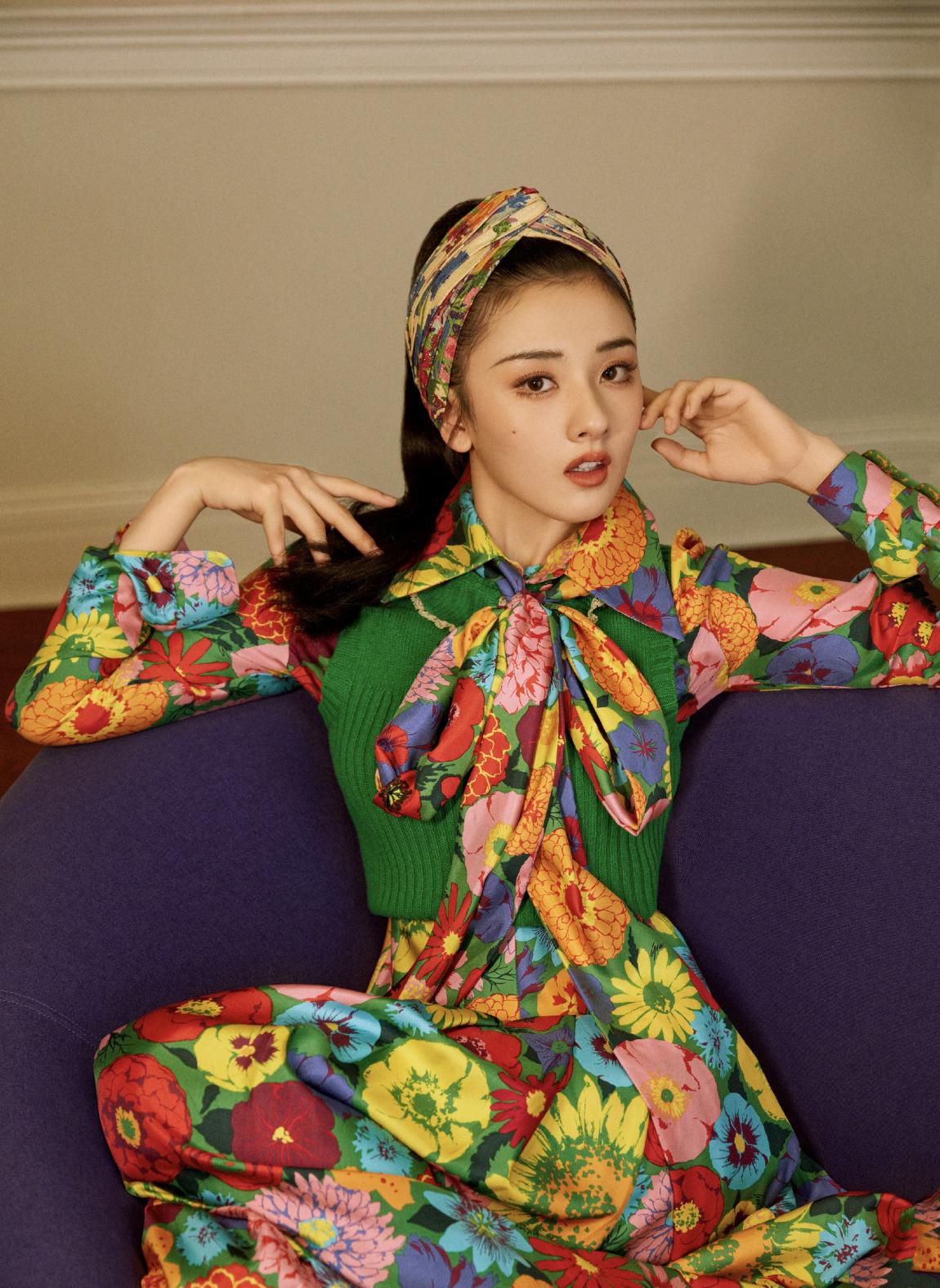 宋祖儿化身复古名伶，背靠沙发姿势好撩人