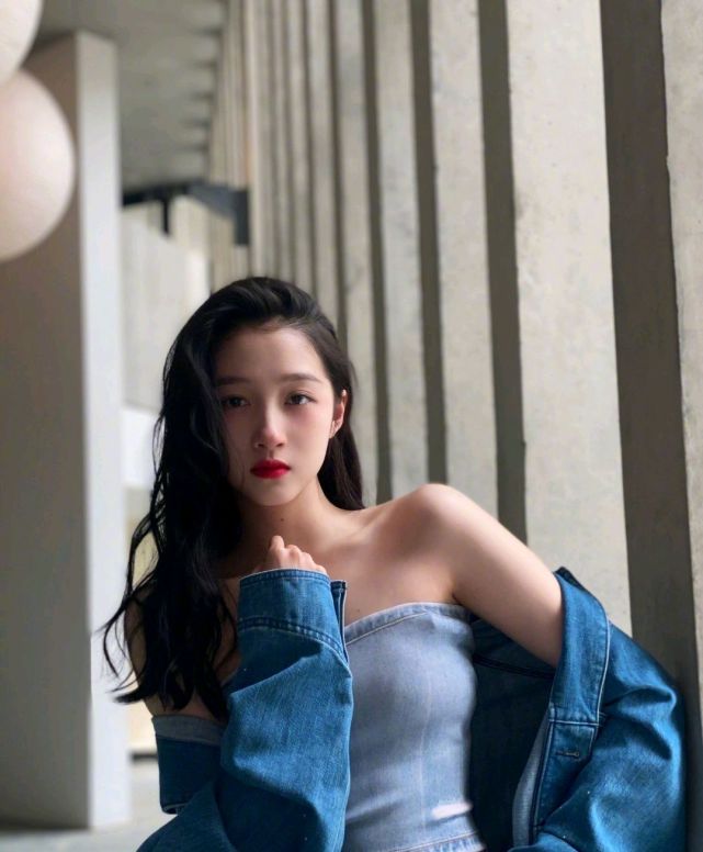 关晓彤最新穿搭轻松驾驭抹胸牛仔上衣,活力十足