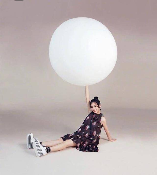 邱淑贞女儿沈月首次登杂志封面,眼神像极了妈妈