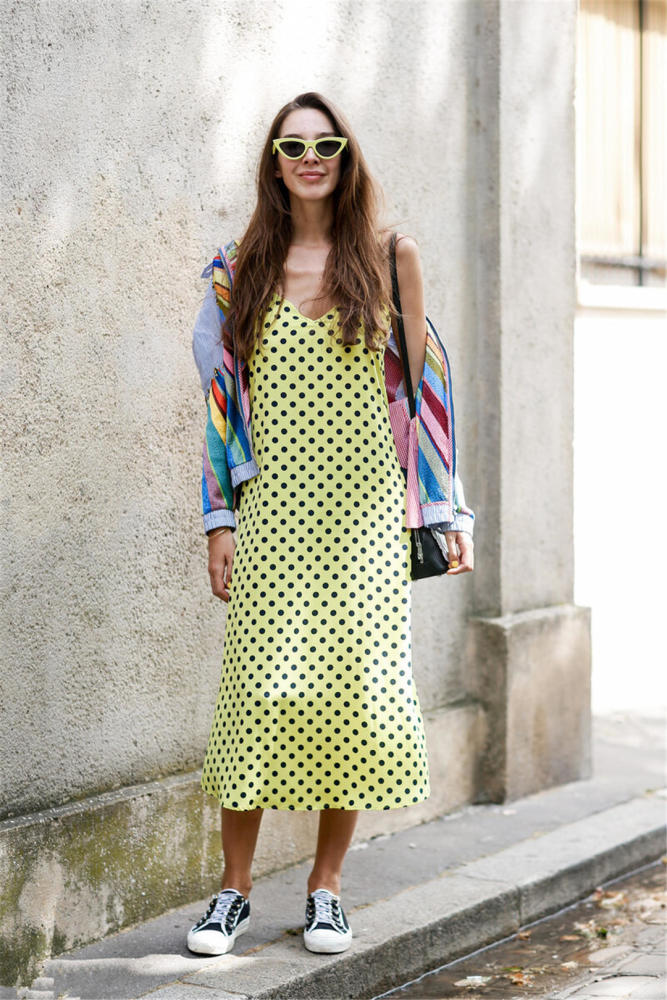 欧美街拍:春季看街头时尚潮女吊带裙穿搭秀