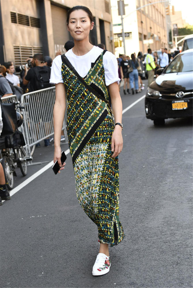 欧美街拍:春季看街头时尚潮女吊带裙穿搭秀