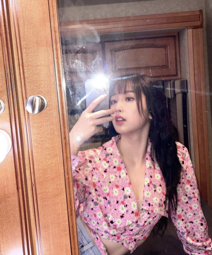 当虞书欣撞衫鞠婧祎,谁胖谁瘦一目了然