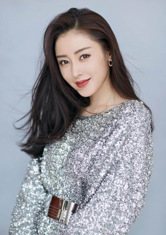 张天爱一袭白色吊带连衣裙成熟优雅,不愧为时髦精