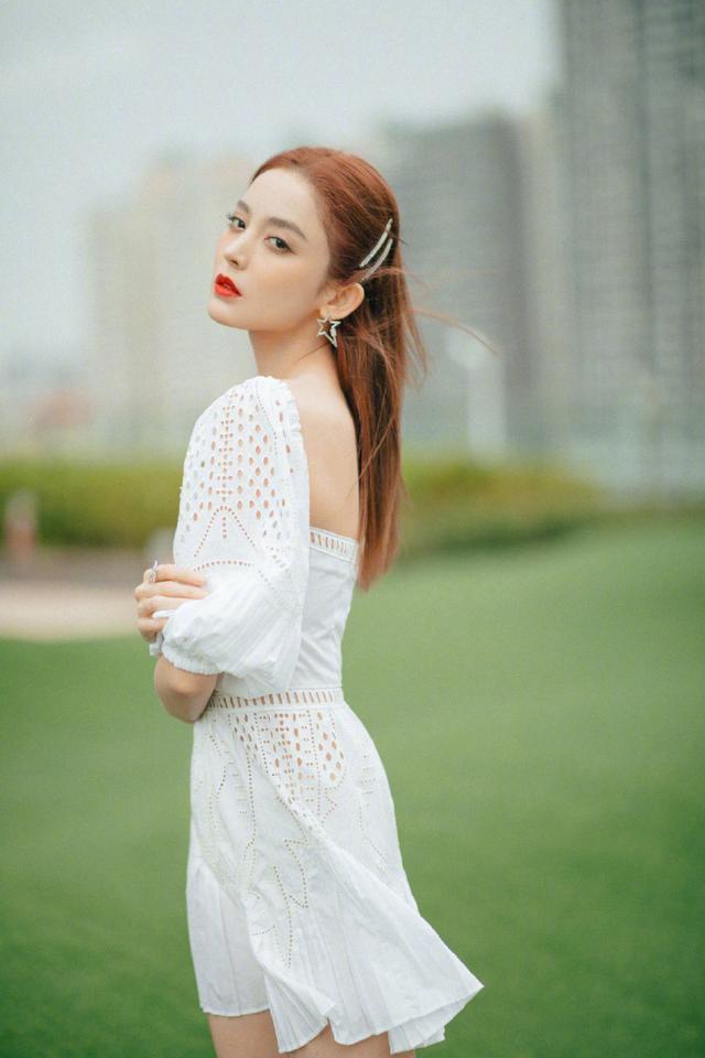 古力娜扎拿浴巾当反光板，小白裙配小白鞋效果惊艳