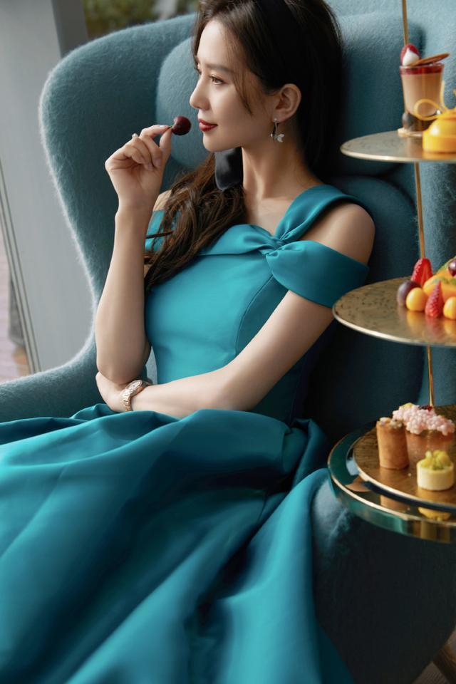 刘诗诗穿一字裙肩部打个结，不耽误秀天鹅颈贵气十足