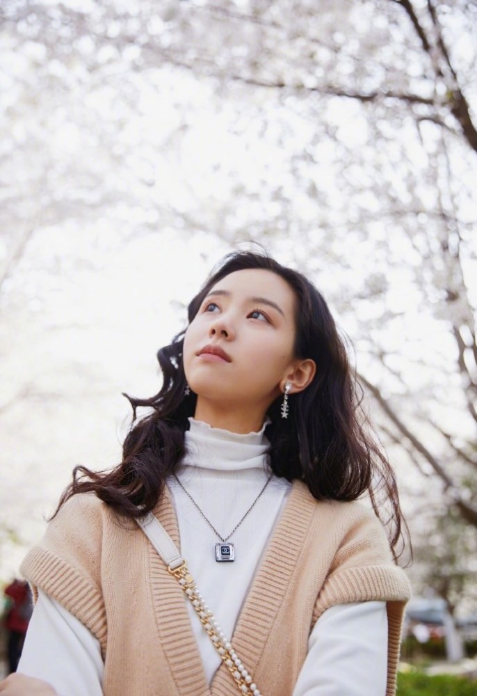 陈都灵春季出游装扮养眼,白色高领衫杏色毛衣清新甜美