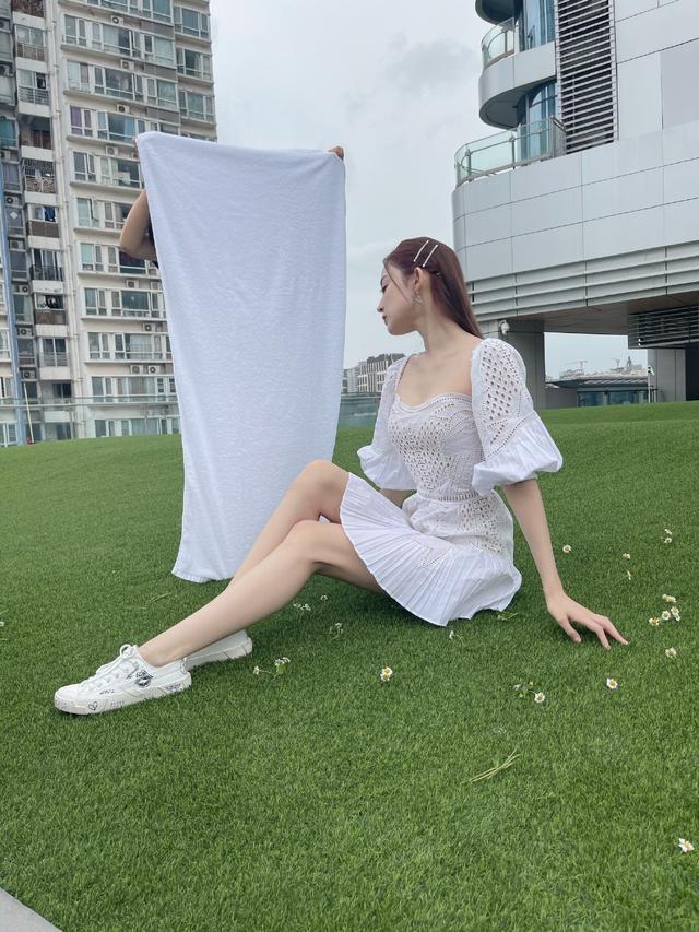 古力娜扎拿浴巾当反光板，小白裙配小白鞋效果惊艳