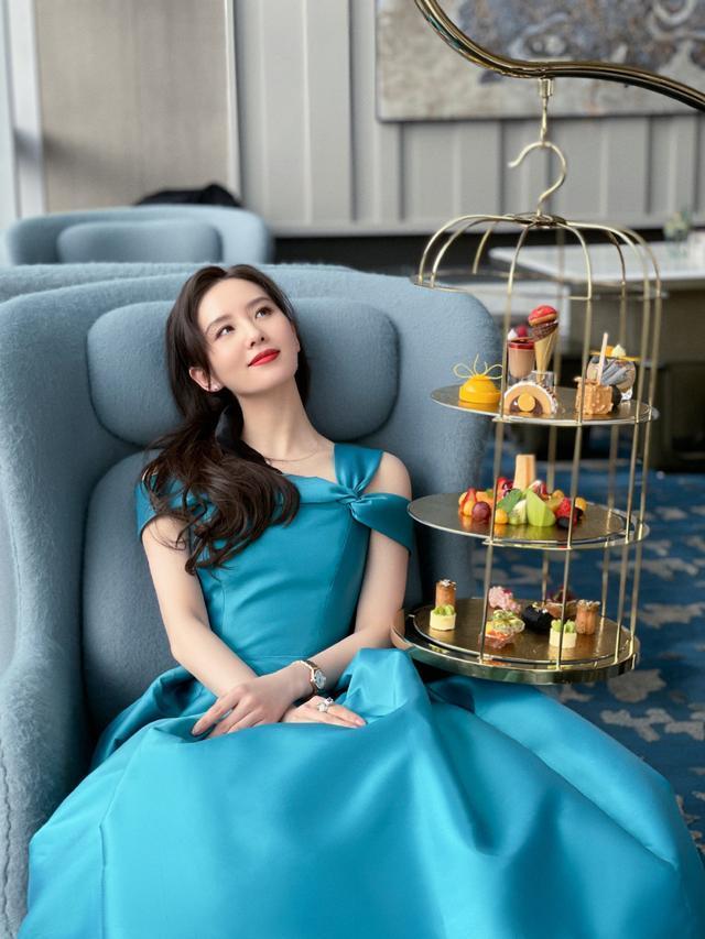 刘诗诗穿一字裙肩部打个结，不耽误秀天鹅颈贵气十足