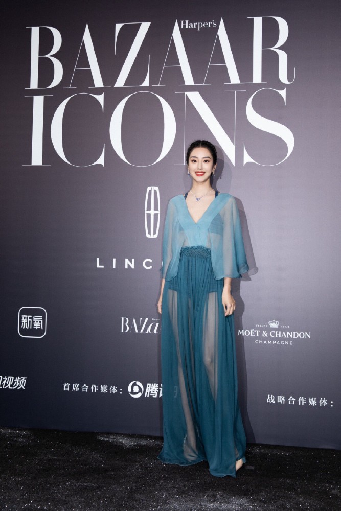 杨采钰轻薄网纱尽显身材,红毯上大杀四方