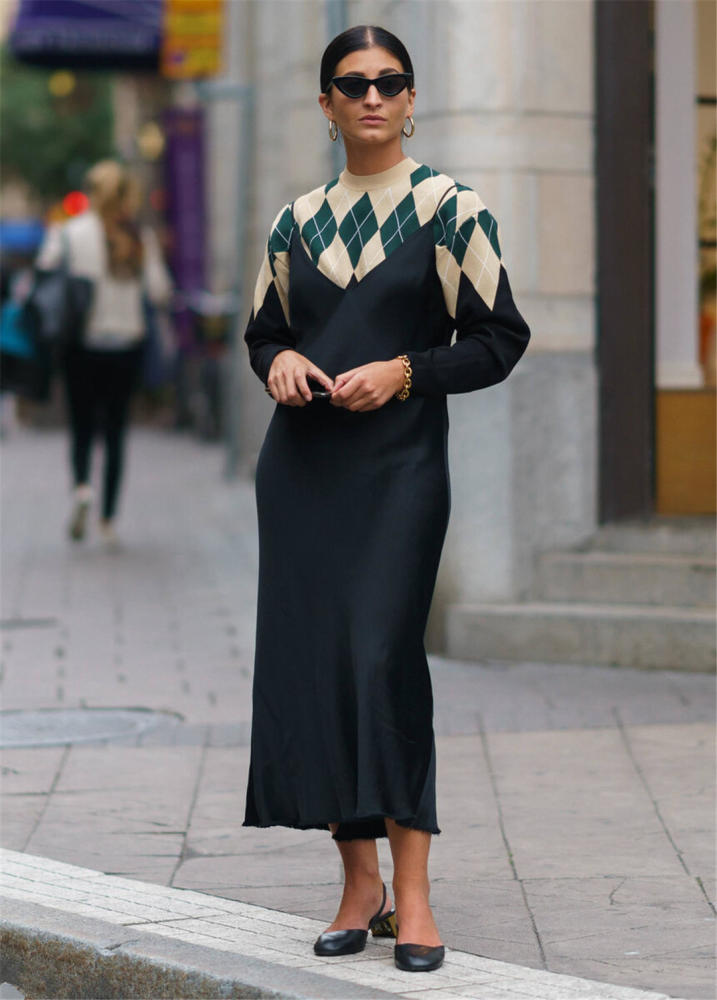 欧美街拍:春季看街头时尚潮女吊带裙穿搭秀