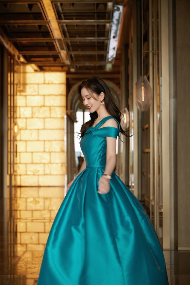 刘诗诗穿一字裙肩部打个结，不耽误秀天鹅颈贵气十足