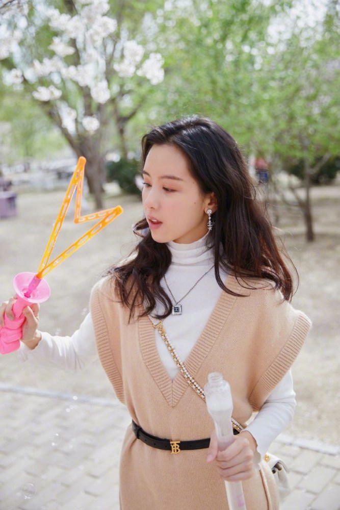 陈都灵春季出游装扮养眼,白色高领衫杏色毛衣清新甜美
