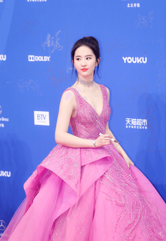 刘亦菲穿黄色连衣裙高级时髦,不愧为“神仙姐姐”