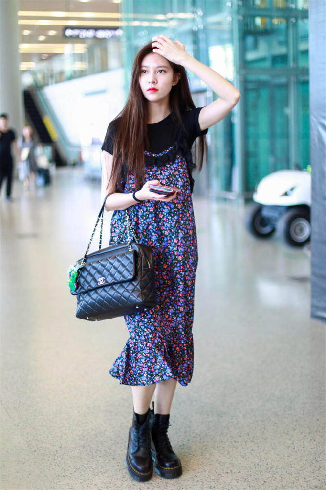 欧美街拍:春季看街头时尚潮女吊带裙穿搭秀