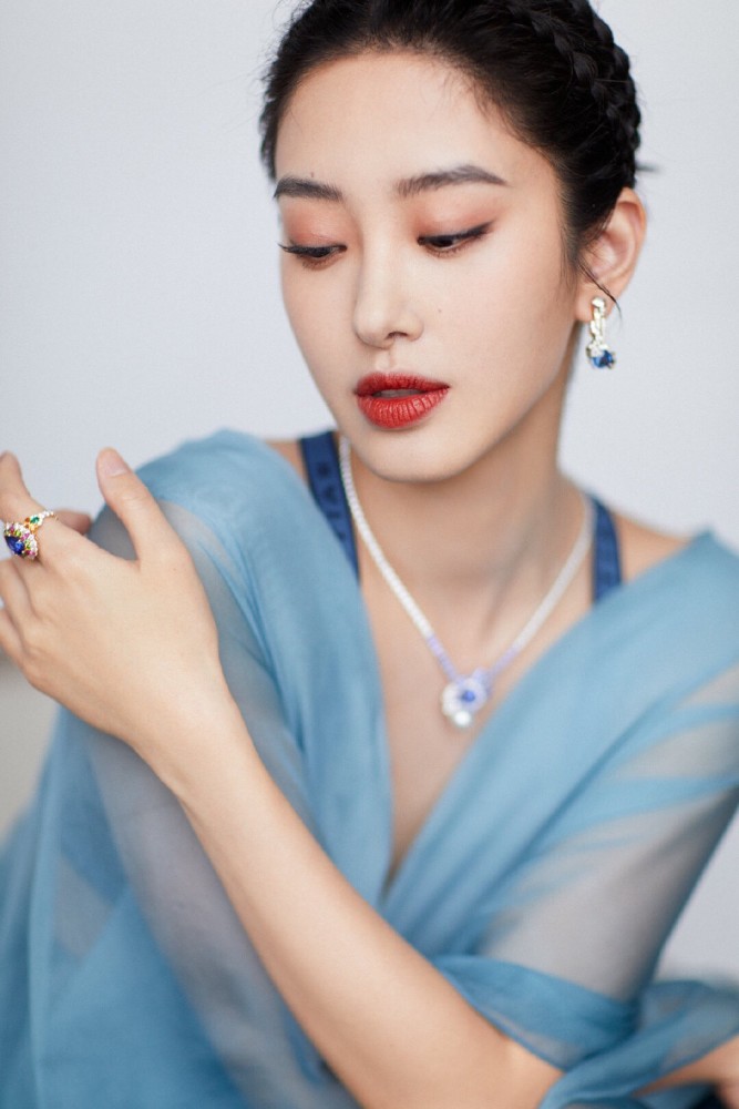 杨采钰轻薄网纱尽显身材,红毯上大杀四方