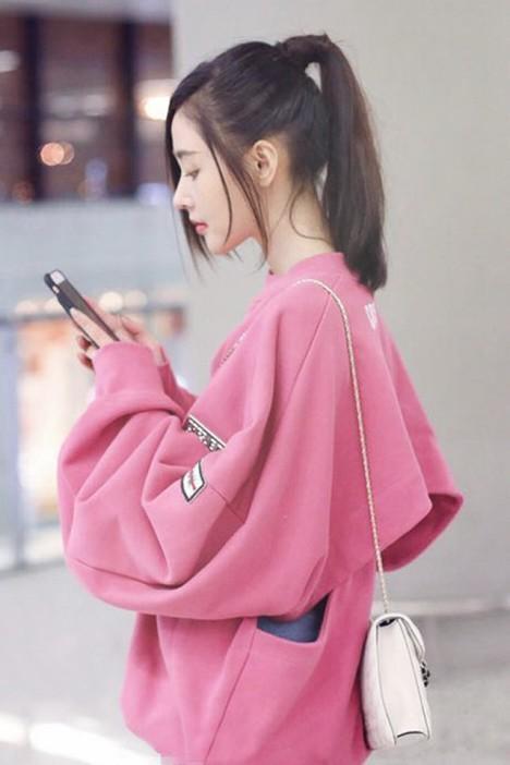 张天爱一袭白色吊带连衣裙成熟优雅,不愧为时髦精