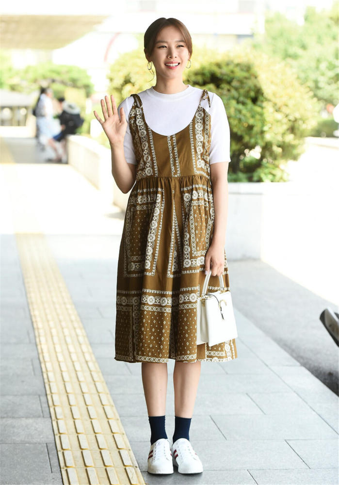 欧美街拍:春季看街头时尚潮女吊带裙穿搭秀