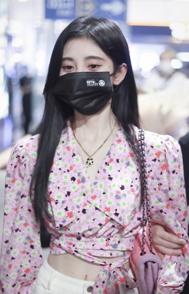 当虞书欣撞衫鞠婧祎,谁胖谁瘦一目了然