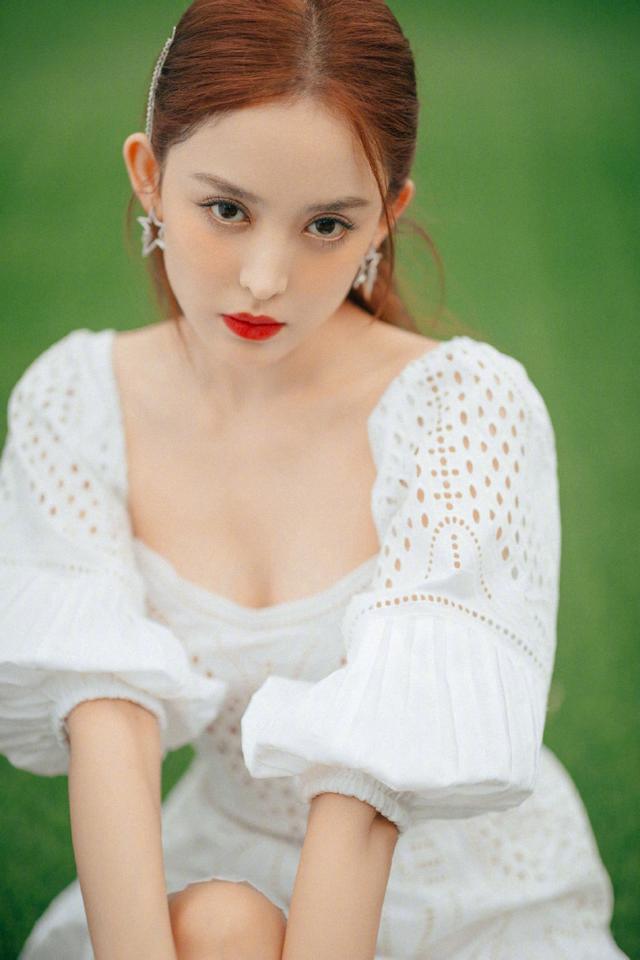 古力娜扎拿浴巾当反光板，小白裙配小白鞋效果惊艳