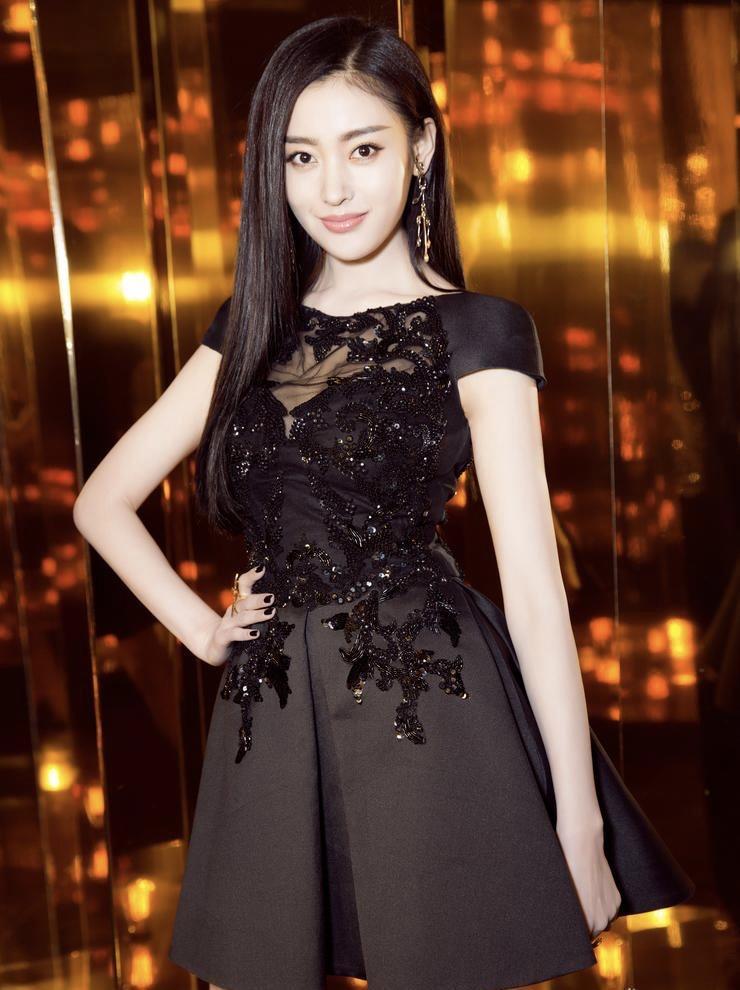 张天爱一袭白色吊带连衣裙成熟优雅,不愧为时髦精