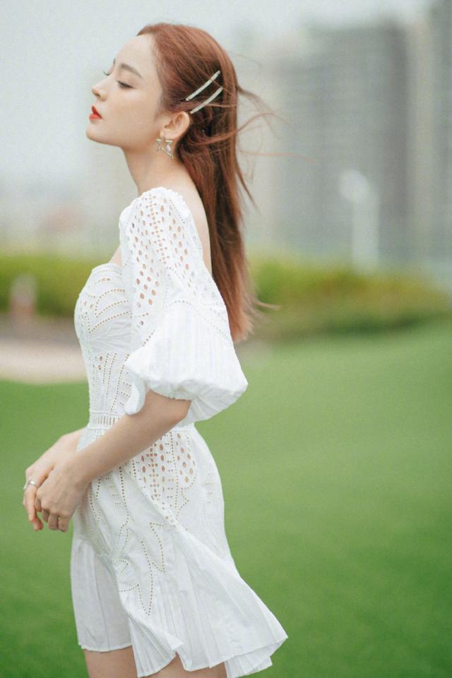 古力娜扎拿浴巾当反光板，小白裙配小白鞋效果惊艳