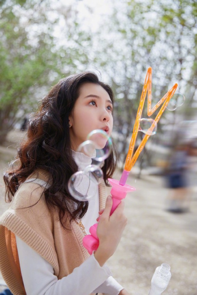 陈都灵春季出游装扮养眼,白色高领衫杏色毛衣清新甜美