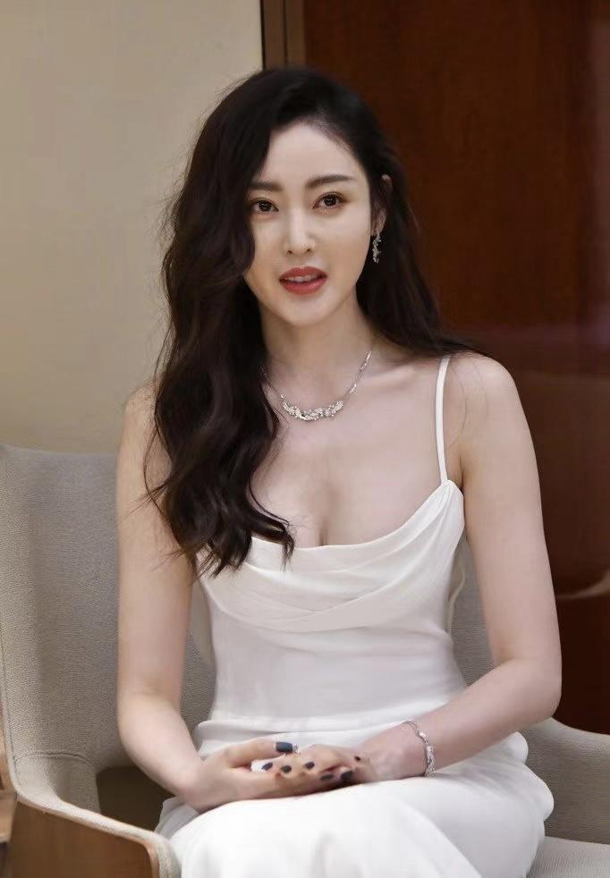 张天爱一袭白色吊带连衣裙成熟优雅,不愧为时髦精