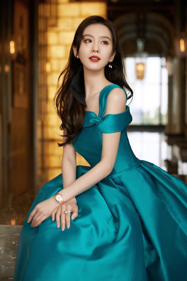 刘诗诗穿一字裙肩部打个结，不耽误秀天鹅颈贵气十足