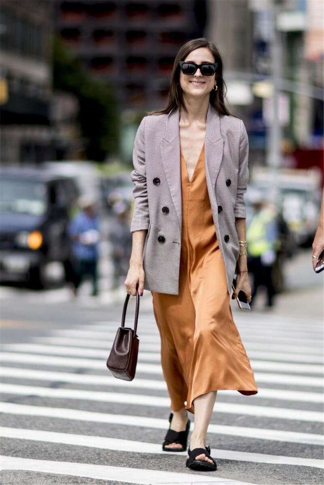 欧美街拍:春季看街头时尚潮女吊带裙穿搭秀