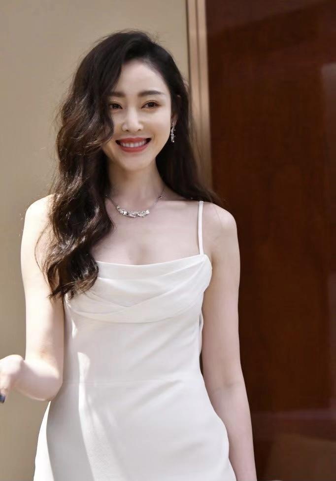 张天爱一袭白色吊带连衣裙成熟优雅,不愧为时髦精