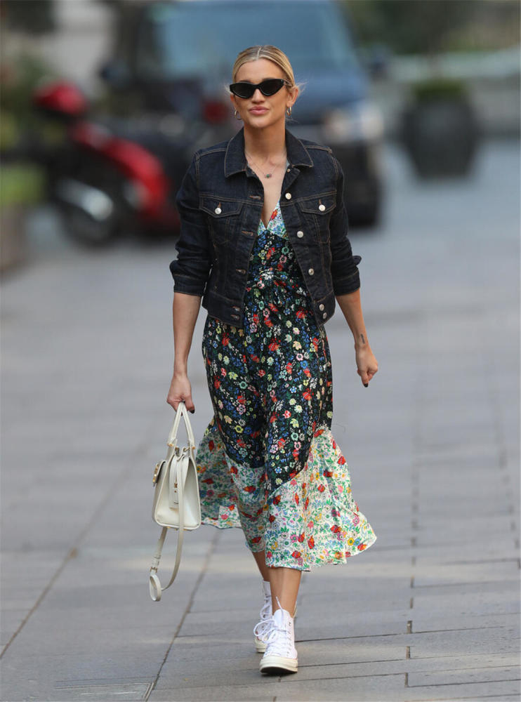 欧美街拍:春季看街头时尚潮女吊带裙穿搭秀