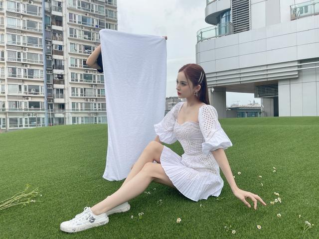 古力娜扎拿浴巾当反光板，小白裙配小白鞋效果惊艳