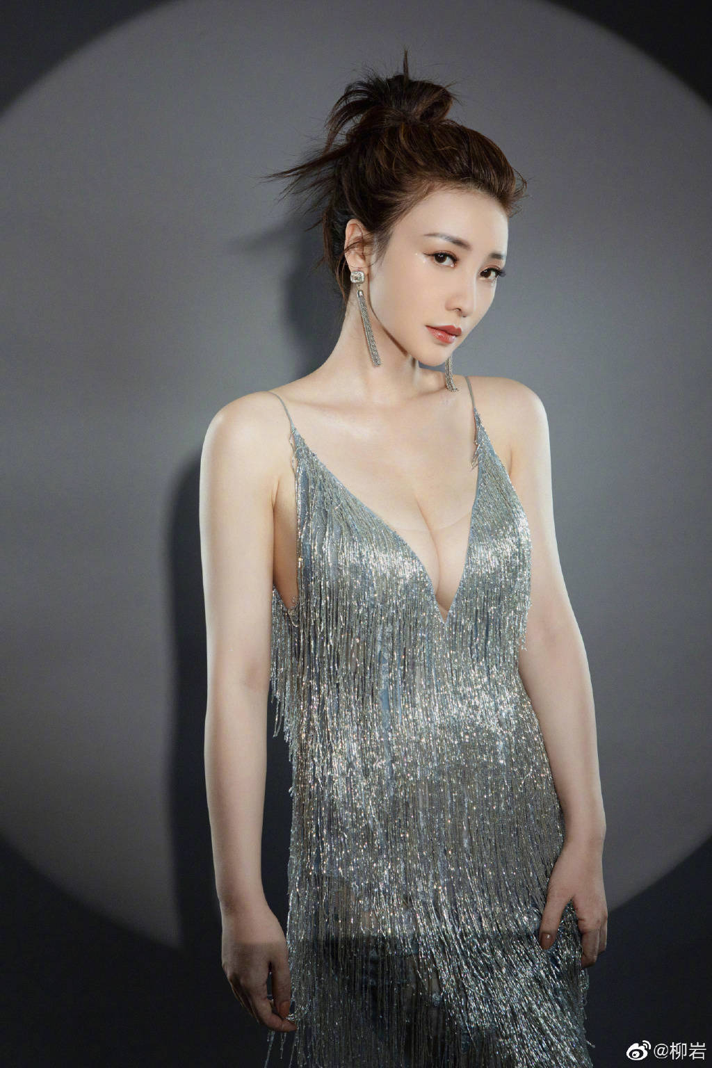 柳岩拍摄时尚大片轻松演绎性感风,穿镶钻纱裙大秀好身材