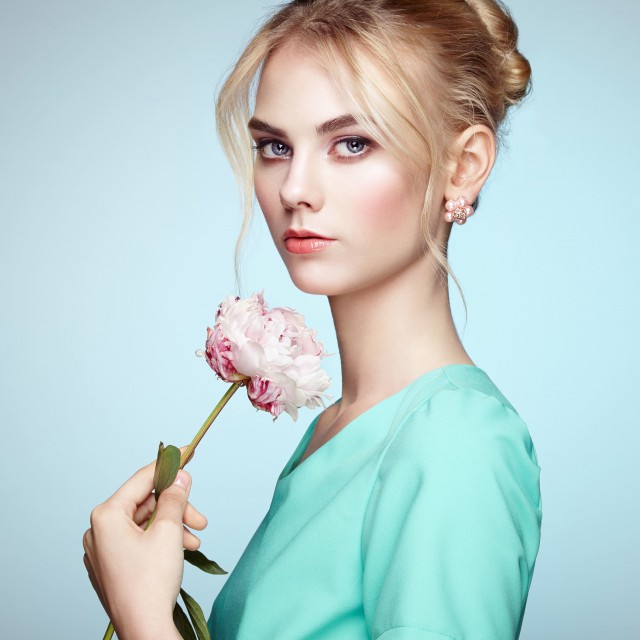 方脸适合什么发型 女生方脸发型的推荐