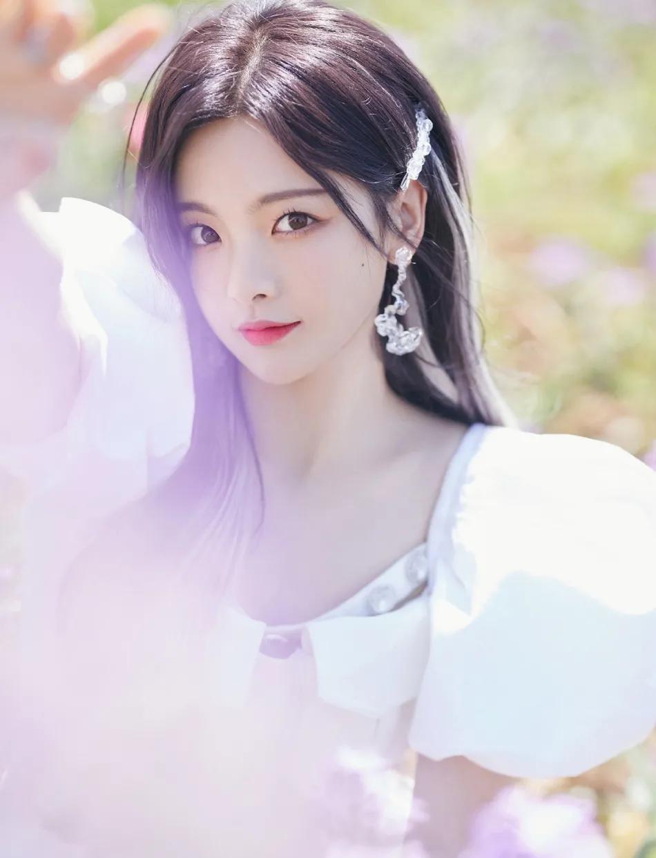 杨超越穿白裙在花丛中太甜美了!雪肤娇嫩性感靓丽