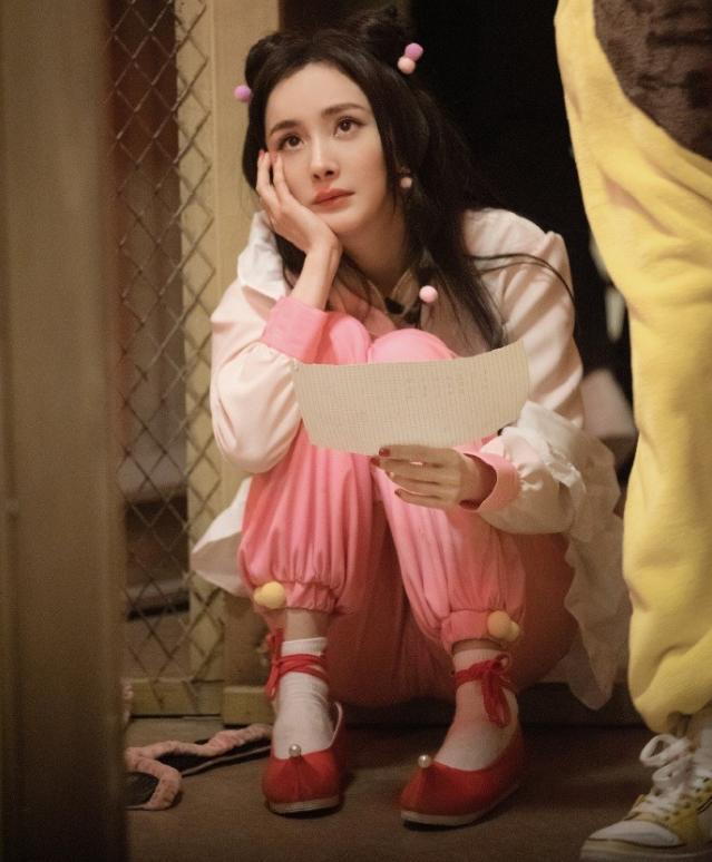 杨幂穿女仆装扮漫画人物,身材凹凸有致让同龄人羡慕不已