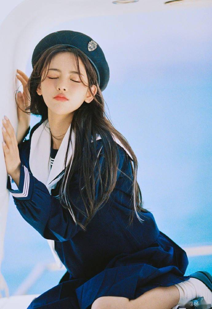 日系妹妹！杨超越晒水手服夏日写真 精致如洋娃娃