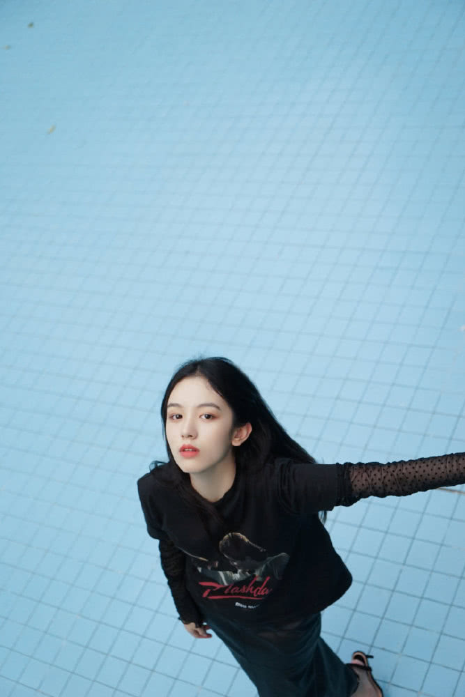 周也穿T恤配开叉皮裙,气场太强大