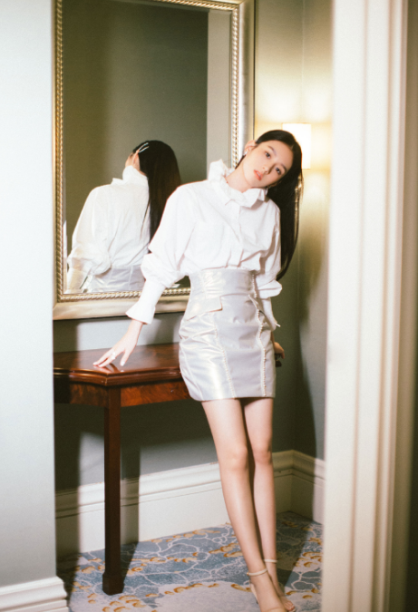 《少年的你》周也晒最新照片，白短袖配长裙轻松驾驭少女风