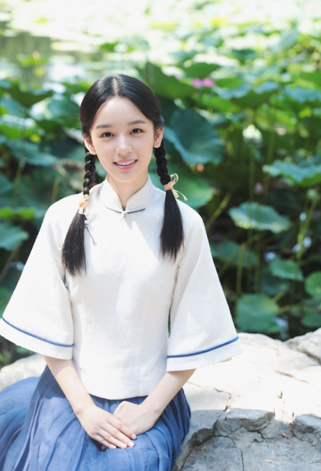 《少年的你》周也晒最新照片，白短袖配长裙轻松驾驭少女风