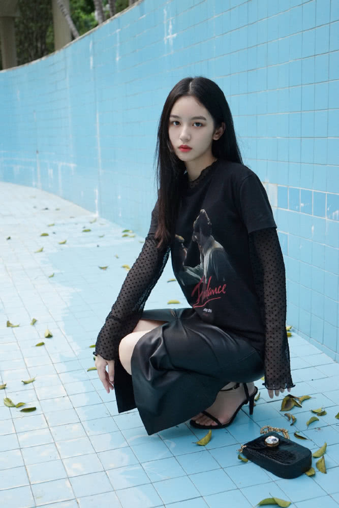 周也穿T恤配开叉皮裙,气场太强大