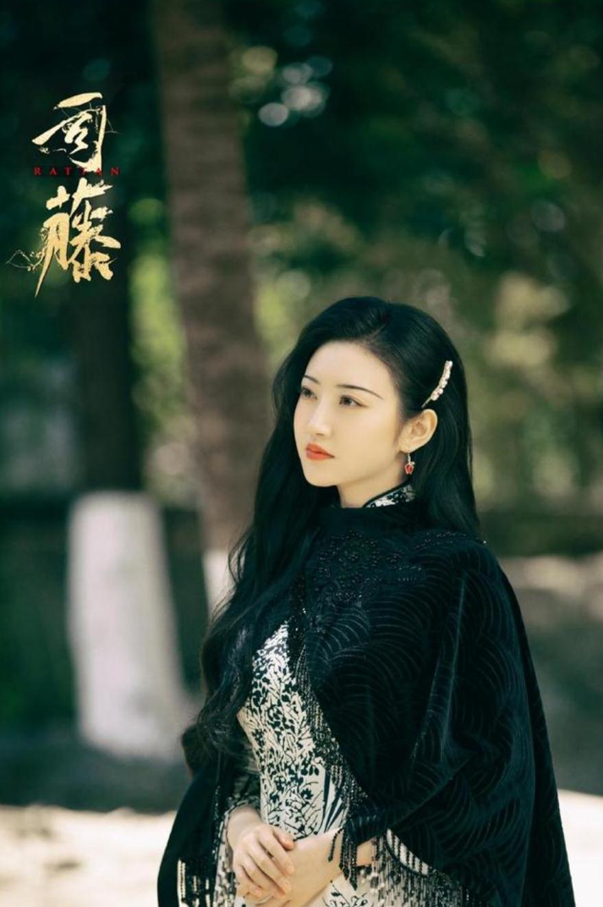 景甜穿旗袍气质婀娜多姿，骨子里透发着魅惑，身材纤细曲线玲珑