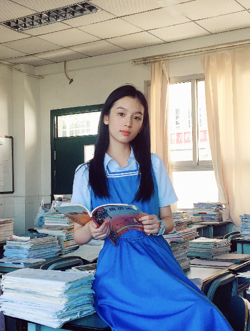 《少年的你》周也晒最新照片，白短袖配长裙轻松驾驭少女风