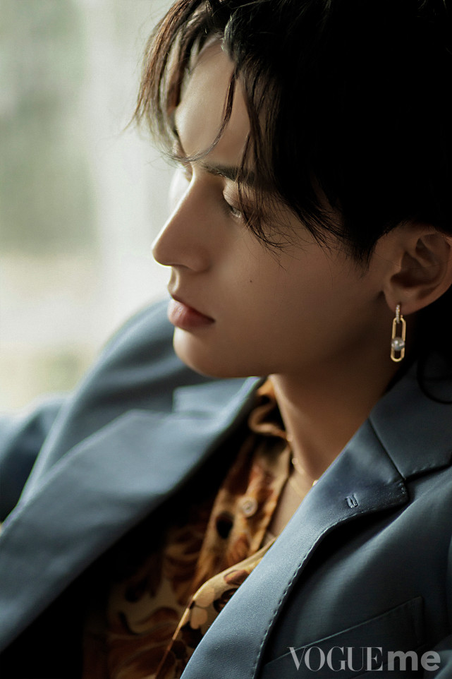 张哲瀚钟楚曦合体拍封面,男星玩侧颜杀,女星时尚感直追2位花旦