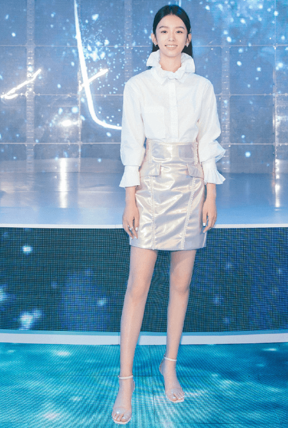 《少年的你》周也晒最新照片，白短袖配长裙轻松驾驭少女风