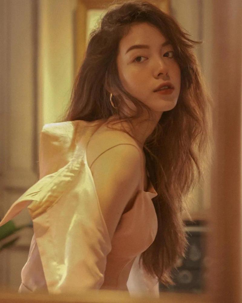 越南微胖网红火了!有张柏芝的颜还有迷人的曲线,拍照从不P掉赘肉