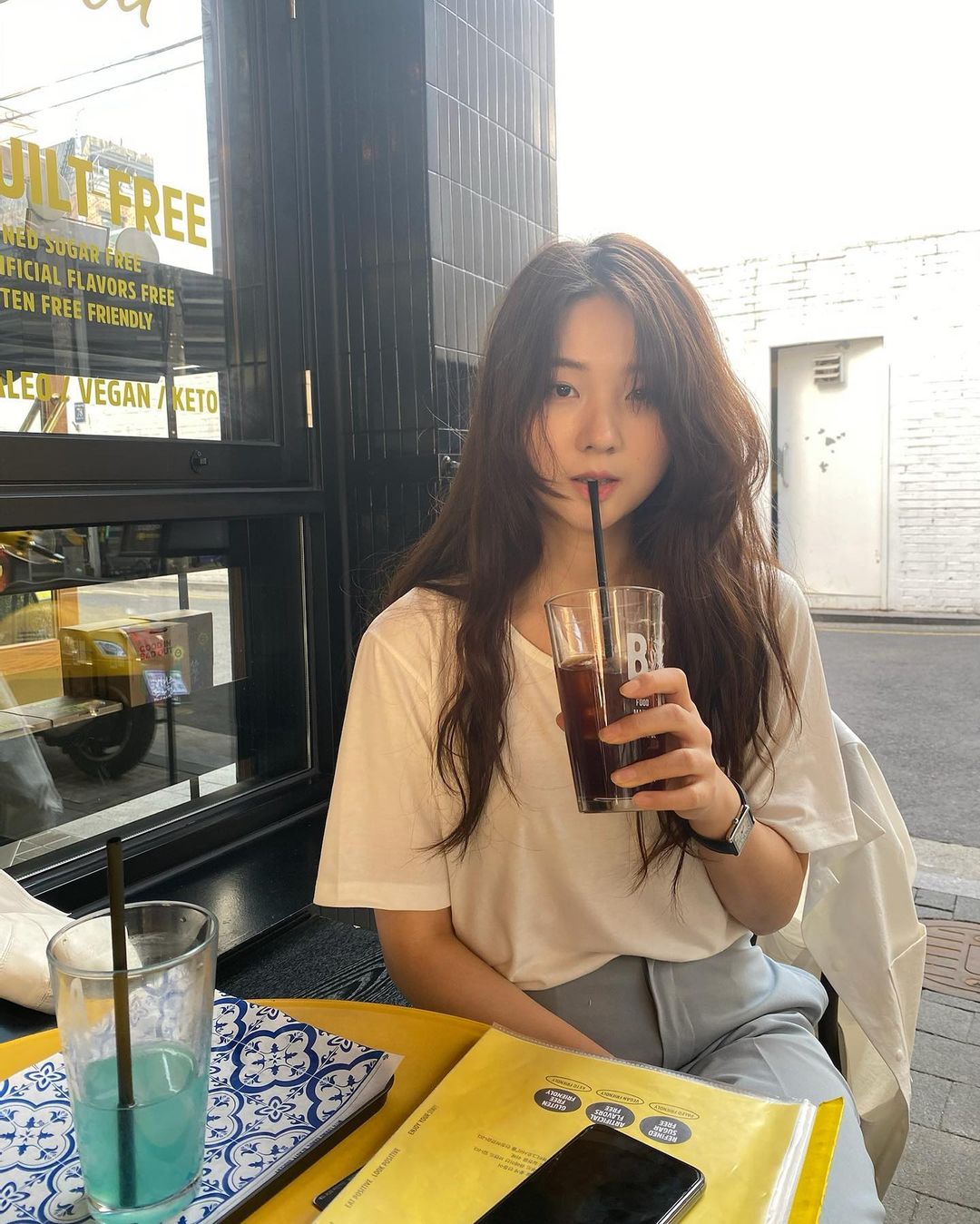 喜欢简约搭配的你：向这位韩国女生学习，穿出90s风格的率性时尚