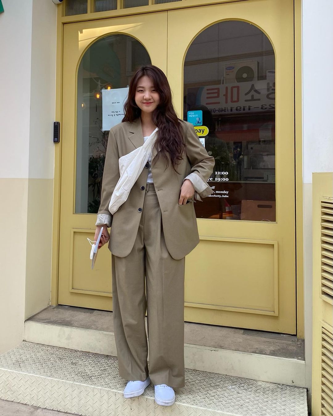 喜欢简约搭配的你：向这位韩国女生学习，穿出90s风格的率性时尚