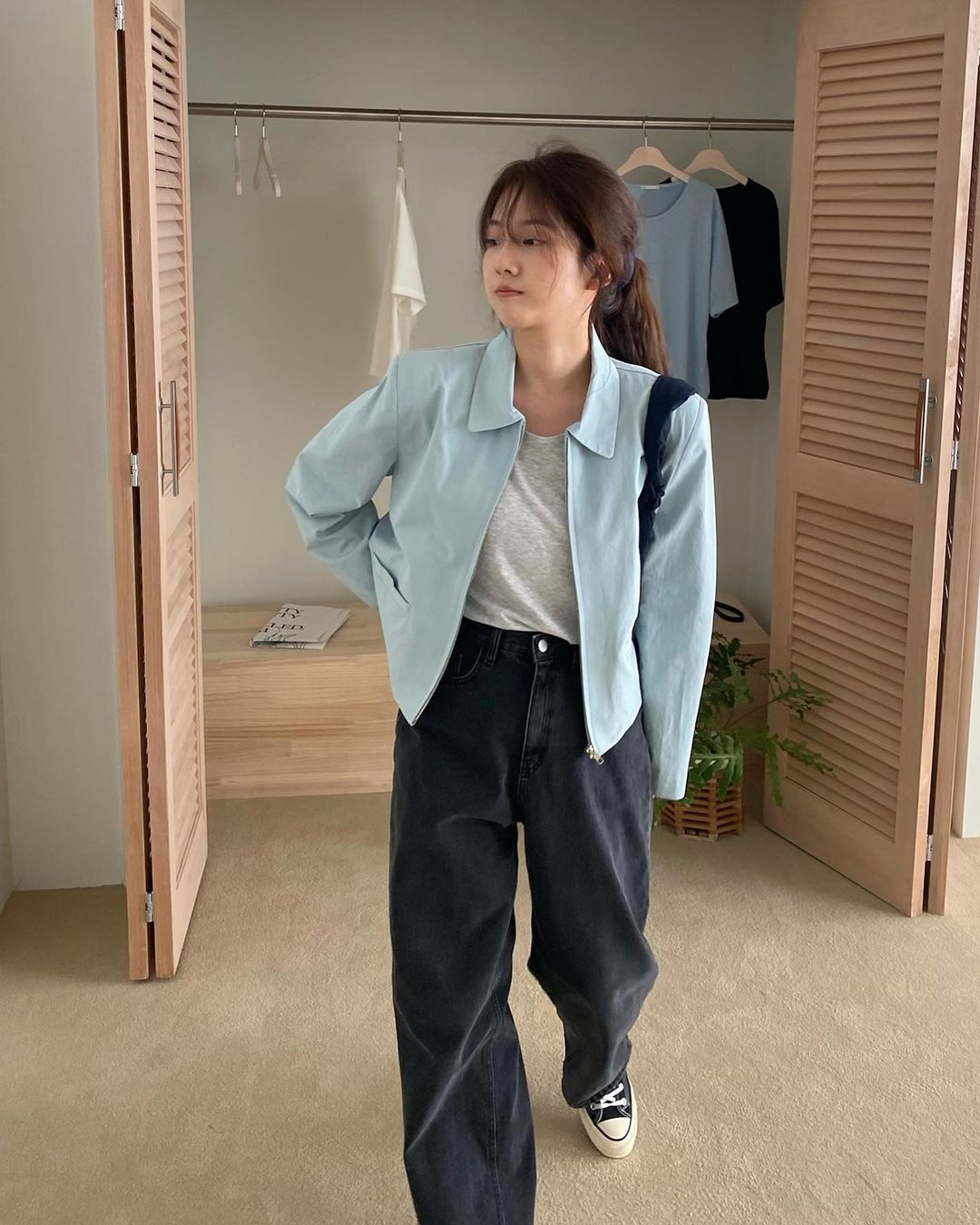 喜欢简约搭配的你：向这位韩国女生学习，穿出90s风格的率性时尚